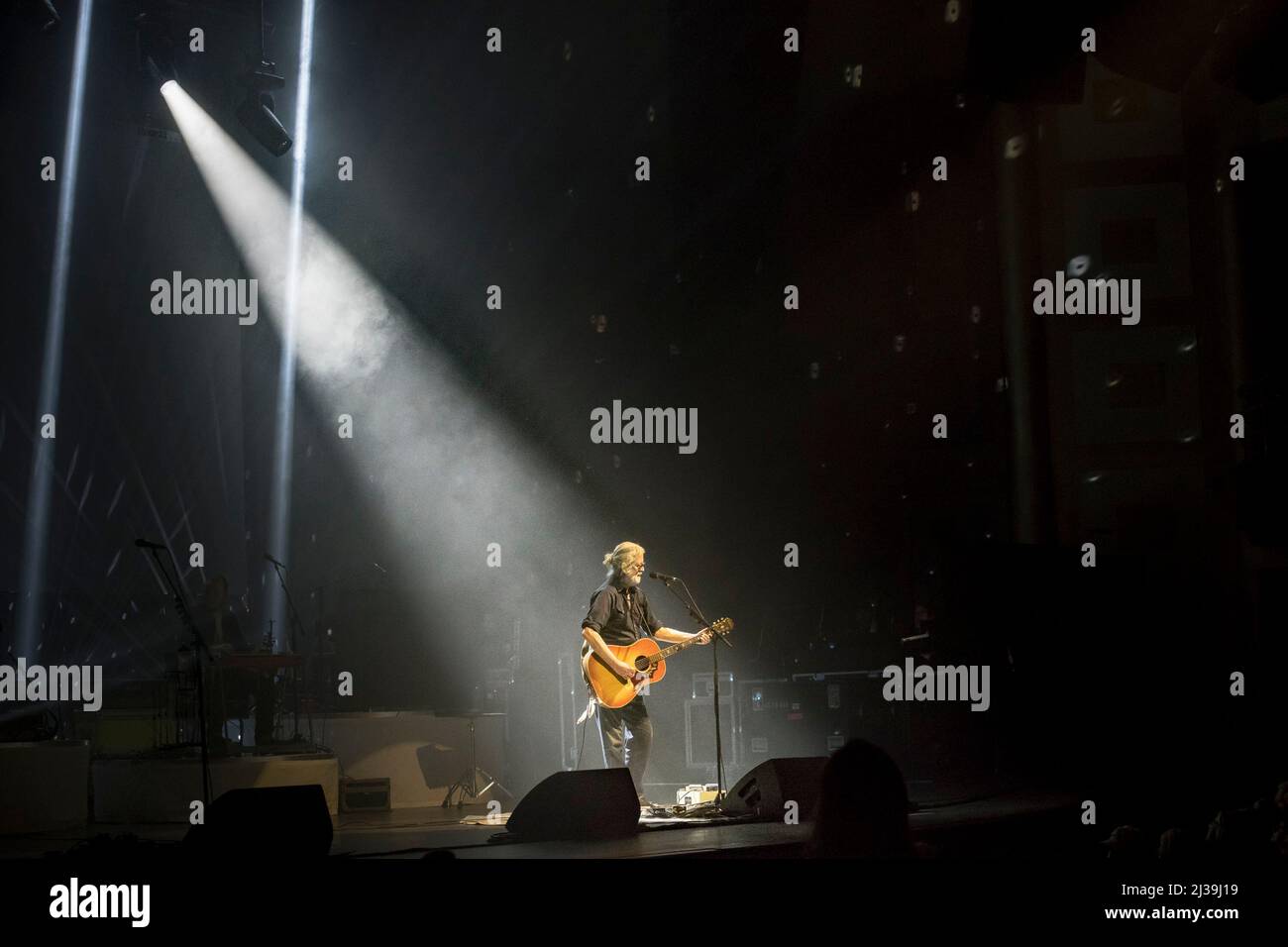 Toronto, Canada. 04th avril 2022. Greg Keelor, membre du groupe de rock country canadien Blue Rodeo, se produit lors d'un spectacle complet au Massey Hall de Toronto. (Photo par Angel Marchini/SOPA Images/Sipa USA) crédit: SIPA USA/Alay Live News Banque D'Images