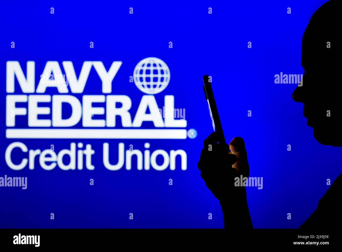 Brésil. 06th avril 2022. Dans cette illustration, la silhouette d'une femme tient un smartphone avec le logo de la Navy Federal Credit Union en arrière-plan. (Photo de Rafael Henrique/SOPA Images/Sipa USA) crédit: SIPA USA/Alay Live News Banque D'Images