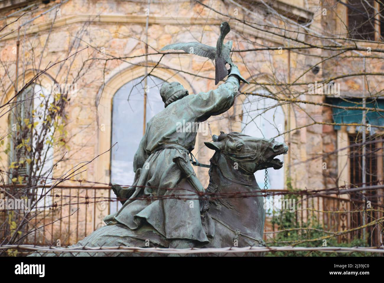 Détail d'une sculpture d'un chasseur à cheval au Palais d'été de l'ancienne famille royale grecque à Tatoi, Acharnes, Grèce Banque D'Images