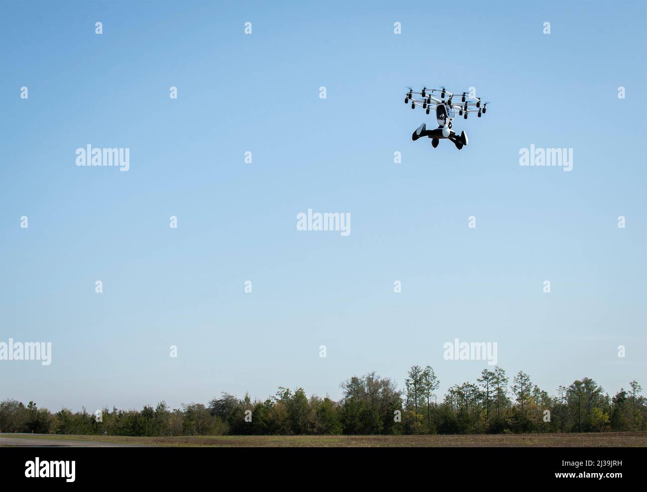 Elgin AFB, États-Unis d'Amérique. 04 avril 2022. Un lève-personne de la Force aérienne américaine Hexa, un avion électrique vertical de décollage et d'atterrissage, vole dans les airs lors de son premier essai en vol sans pilote par télécommande à la base aérienne d'Elgin, le 4 avril 2022 à la base aérienne d'Elgin, en Floride. L'avion, qui utilisait 18 moteurs et hélices, a volé pendant environ 10 minutes et a atteint une hauteur d'environ 50 pieds. Crédit : Samuel King Jr./US Air Force photo/Alay Live News Banque D'Images