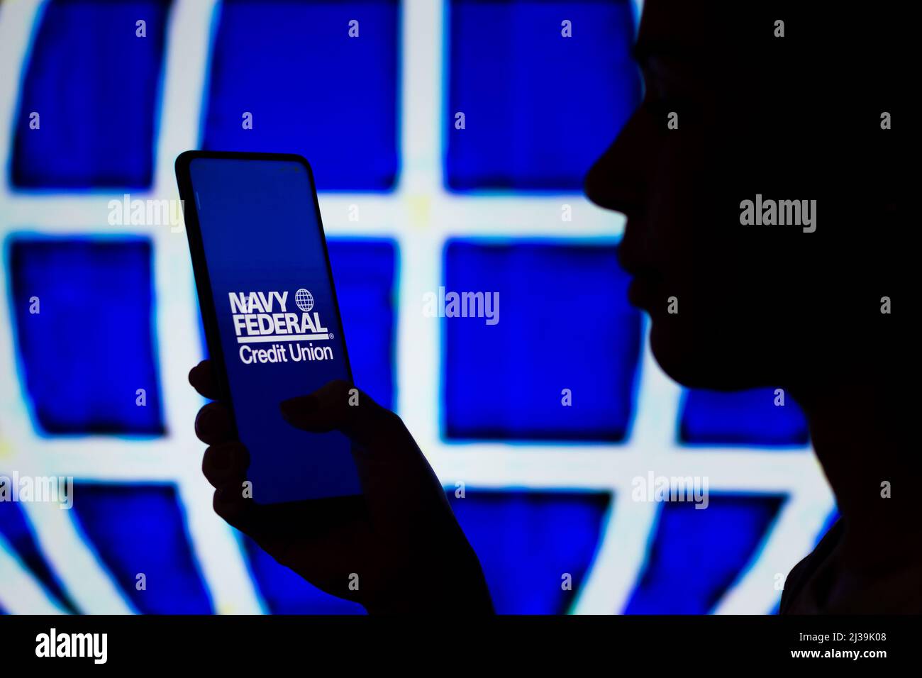 Brésil. 6th avril 2022. Dans cette illustration, la silhouette d'une femme tient un smartphone avec le logo de la Marine Federal Credit Union affiché à l'écran et en arrière-plan. (Credit image: © Rafael Henrique/SOPA Images via ZUMA Press Wire) Banque D'Images