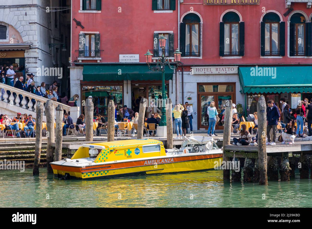 VENISE, ITALIE - MARS 27 2022: Une ambulance d'eau et des foules à la base du pont du Rialto dans la ville italienne de Venise Banque D'Images