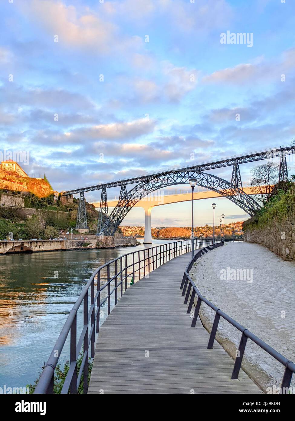 Vue sur le pont Maria Pia et le pont Saint Joao au coucher du soleil, Porto, Portugal Banque D'Images