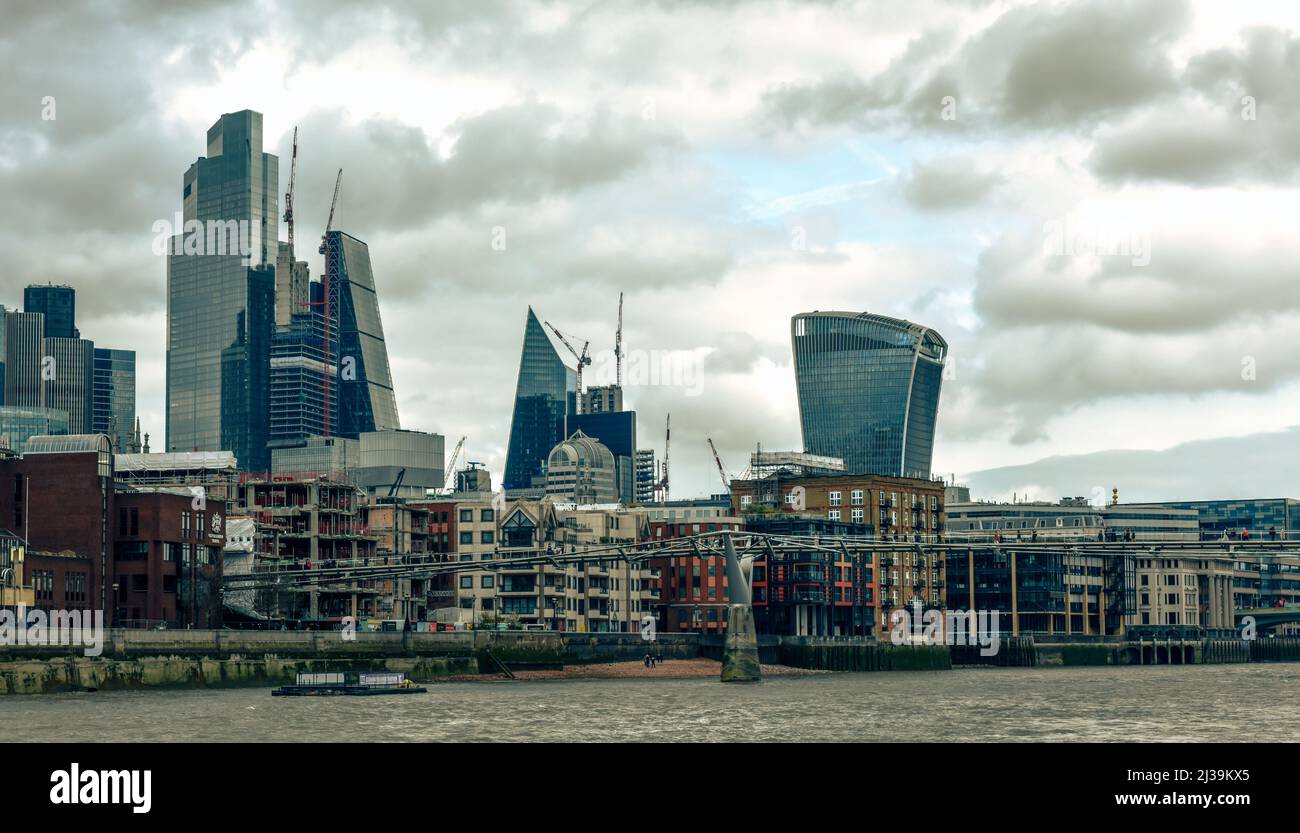 Vue sur les gratte-ciel du centre de Londres avec des bâtiments emblématiques et des gratte-ciel Banque D'Images