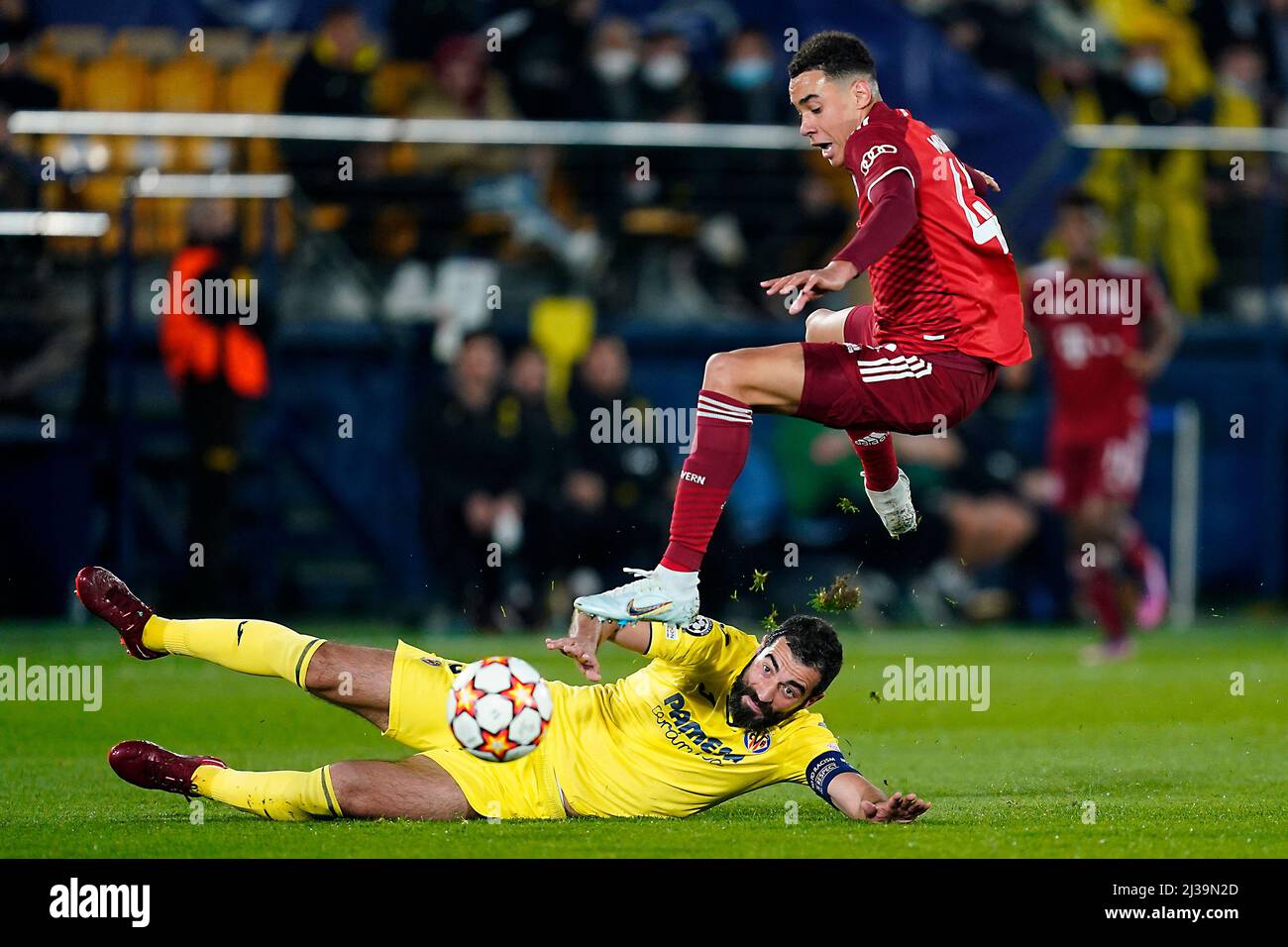 Raul Albiol de Villarreal CF et Jamal Musiala de Bayern Munich lors du match de l'UEFA Champions League entre Villarreal CF et Bayern Munich a joué au stade la Ceramica le 6 avril 2022 à Villarreal, Espagne. (Photo de Sergio Ruiz / PRESSINPHOTO) Banque D'Images