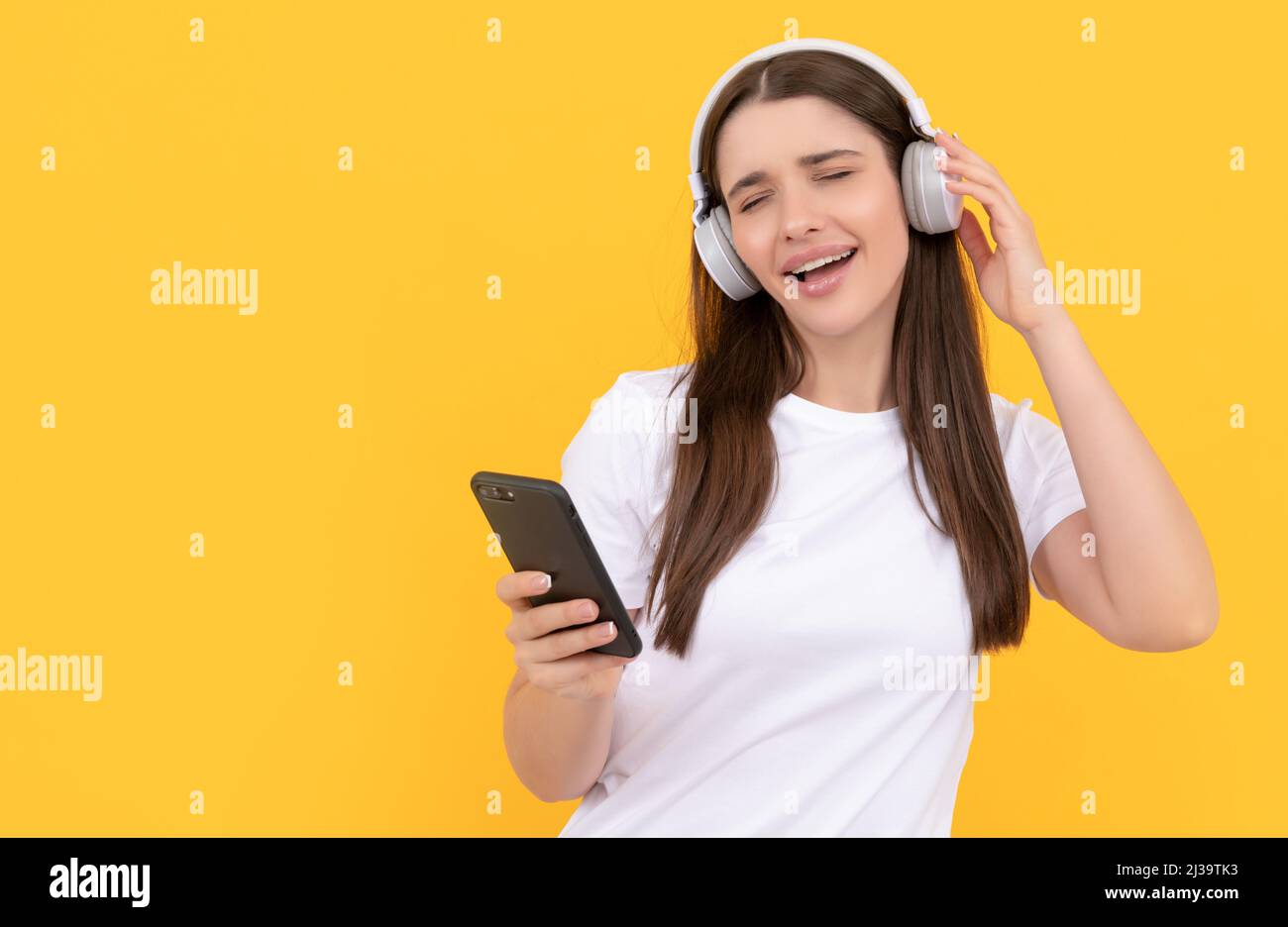 technologie de communication. conversation de femme sur smartphone. écoute de musique. Banque D'Images