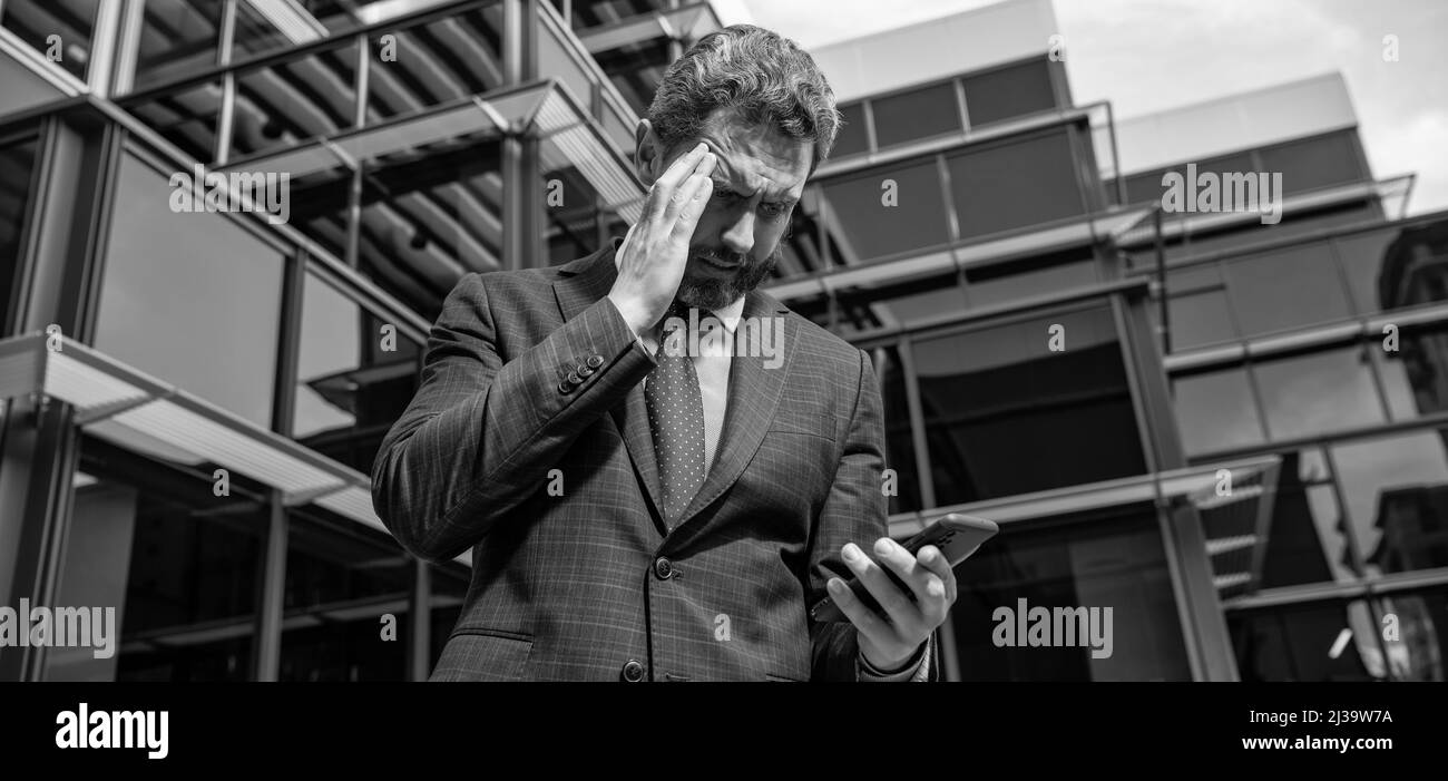 chef de la direction adulte avec téléphone portable. appel téléphonique. technologie de connexion mobile. échec du projet. Banque D'Images