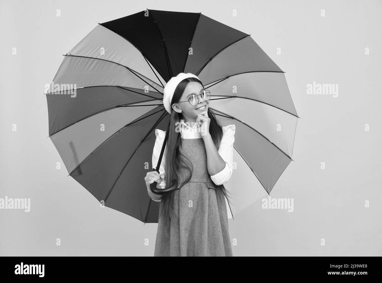 bonne adolescente sous parapluie coloré pour la protection contre la pluie en automne, temps pluvieux. Banque D'Images