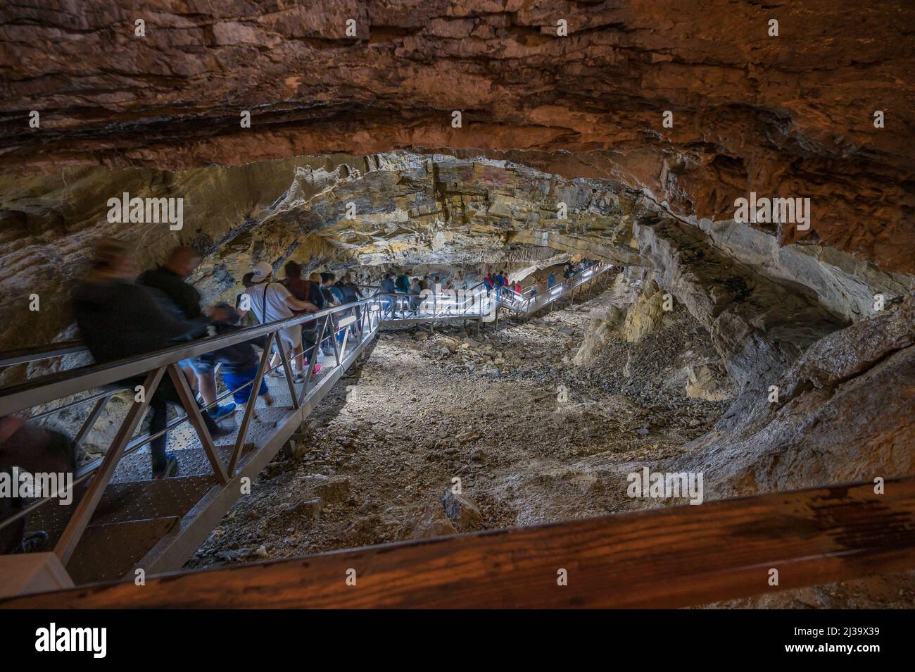 Un groupe de touristes se promenant à l'intérieur de la grotte de la liberté de Demanovska, Slovaquie Banque D'Images