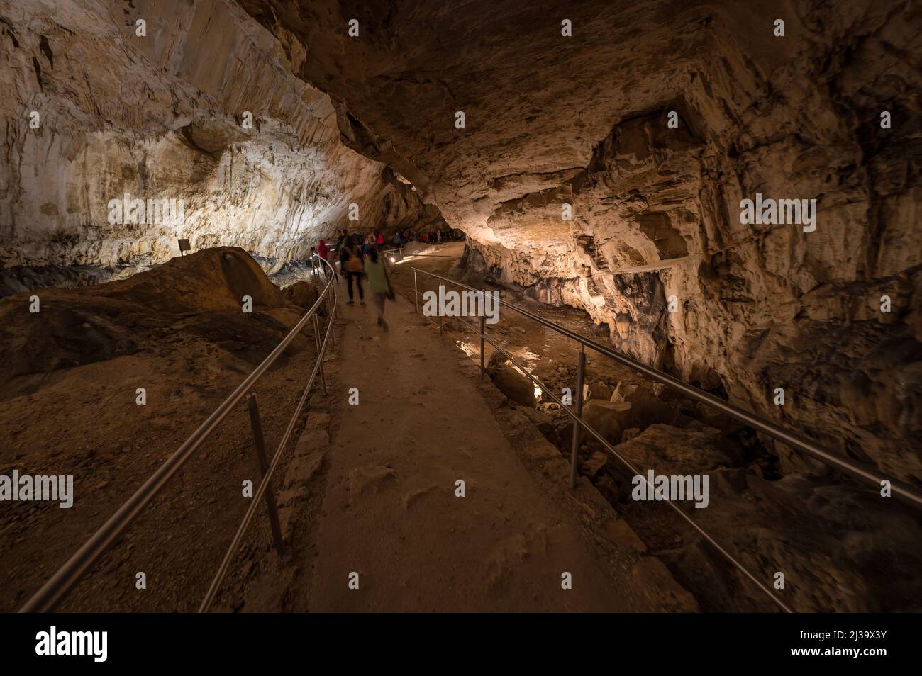 Un groupe de touristes se promenant à l'intérieur de la grotte de la liberté de Demanovska, Slovaquie Banque D'Images