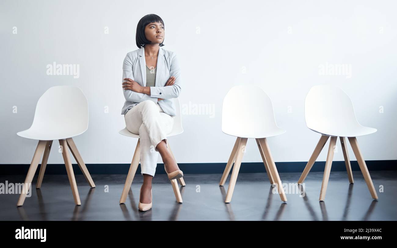 Trouvez votre place. Photo d'une jeune femme d'affaires attendant dans un bureau. Banque D'Images