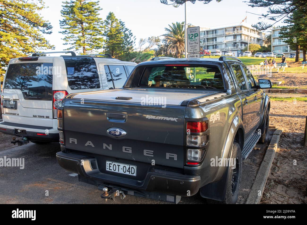Ford Ranger Wildtrack et Land Rover Discovery 4 garés côte à côte dans un  parc automobile de la plage de Sydney, Nouvelle-Galles du Sud, Australie  Photo Stock - Alamy