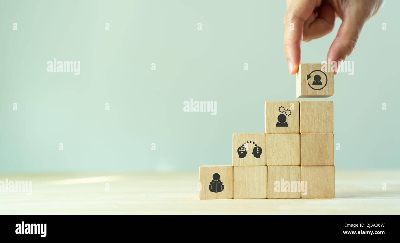 Développement de nouvelles compétences pour l'adaptation commerciale de la technologie et de la transformation numérique. Évolution de la demande de compétences. Tenez la main cubes de bois reskill icône avec Banque D'Images