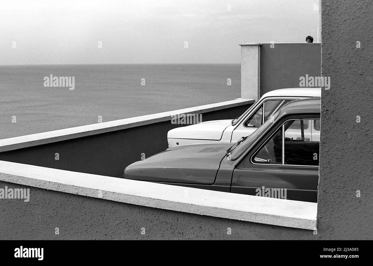 Paysage de mer avec voitures garées Banque D'Images