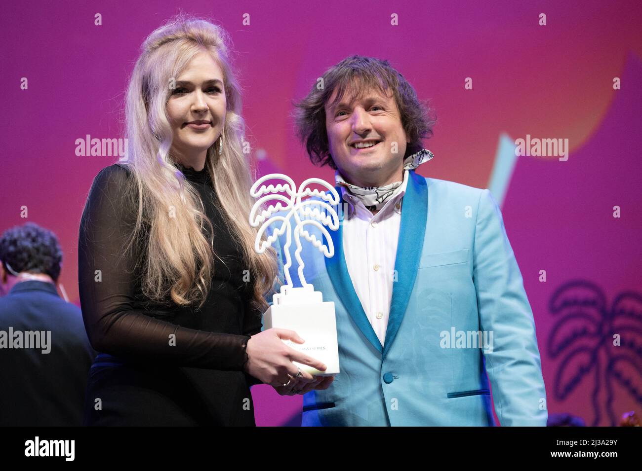 Cannes, France. Le 06 avril 2022, Dasha Dauenhauer pose avec Daniel Pemberton le prix de la meilleure musique pour Souls lors de la cérémonie de clôture du Festival des Canneseries 5th, le 06 avril 2022 à Cannes, en France. Photo de David Niviere/ABACAPRESS.COM Banque D'Images