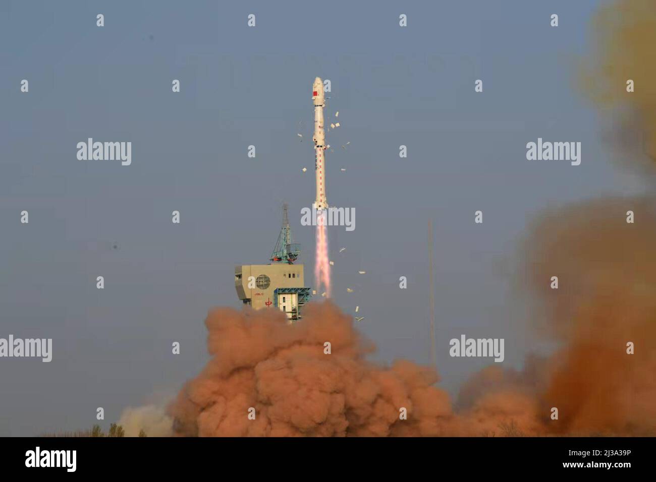 Jiuquan. 7th avril 2022. Une longue fusée de mars 4C transportant le satellite Gaofen-3 03 est sortie du centre de lancement de satellite de Jiuquan, dans le nord-ouest de la Chine, le 7 avril 2022. Le nouveau satellite d'observation de la Terre a été lancé à 7 h 47 (heure de Beijing) et est entré dans l'orbite prévue avec succès. Crédit: Wang Jiangbo/Xinhua/Alay Live News Banque D'Images