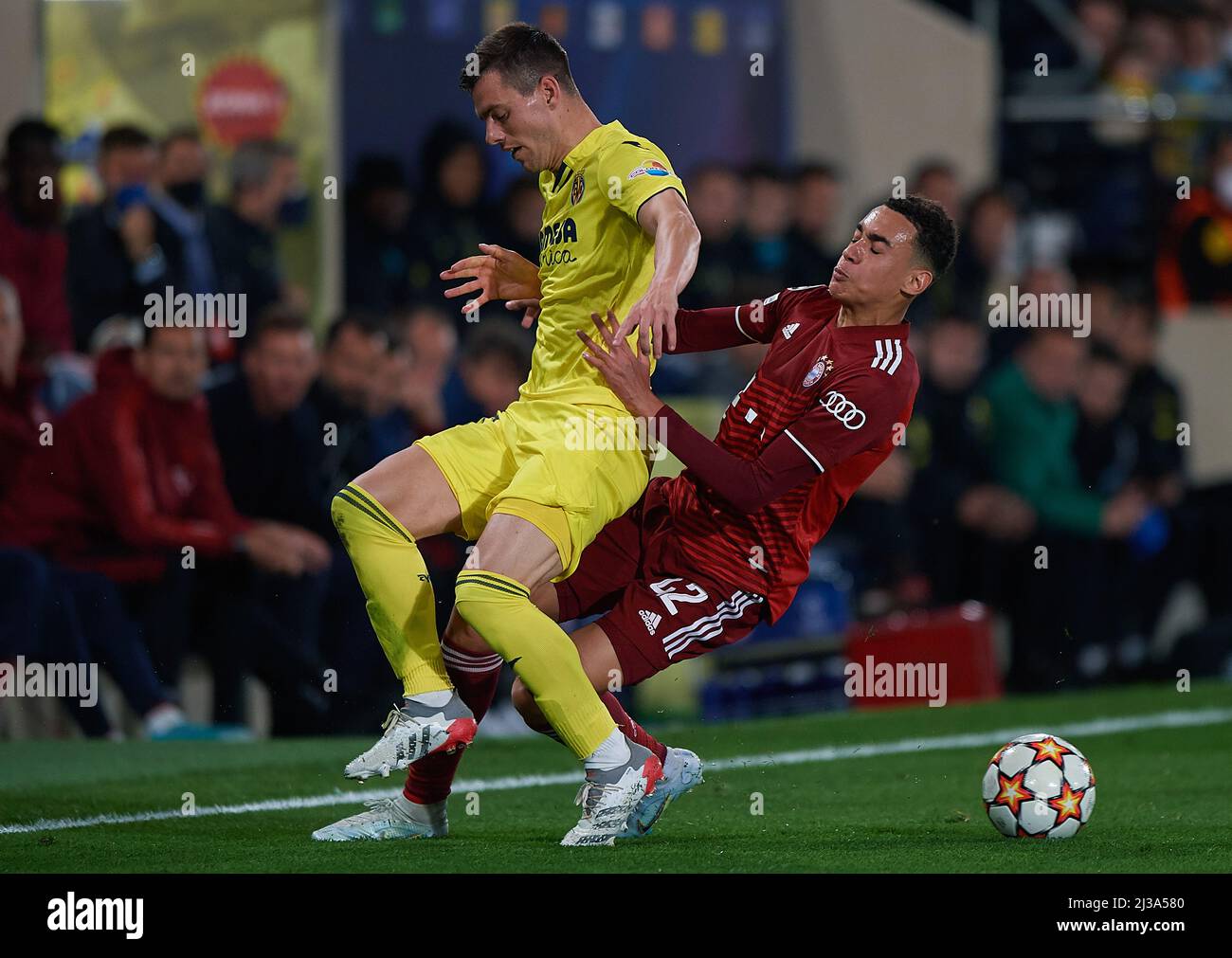 VILA-REAL, 7 avril 2022 (Xinhua) -- Giovani Lo Celso (L) de Villarreal vies avec Jamal Musiala du Bayern Munich lors d'un match de la Ligue des champions de l'UEFA entre Villarreal CF d'Espagne et le Bayern Munich d'Allemagne au stade de la Ceramica à Vila-Real, Espagne, le 6 avril 2022. (str/Xinhua) Banque D'Images