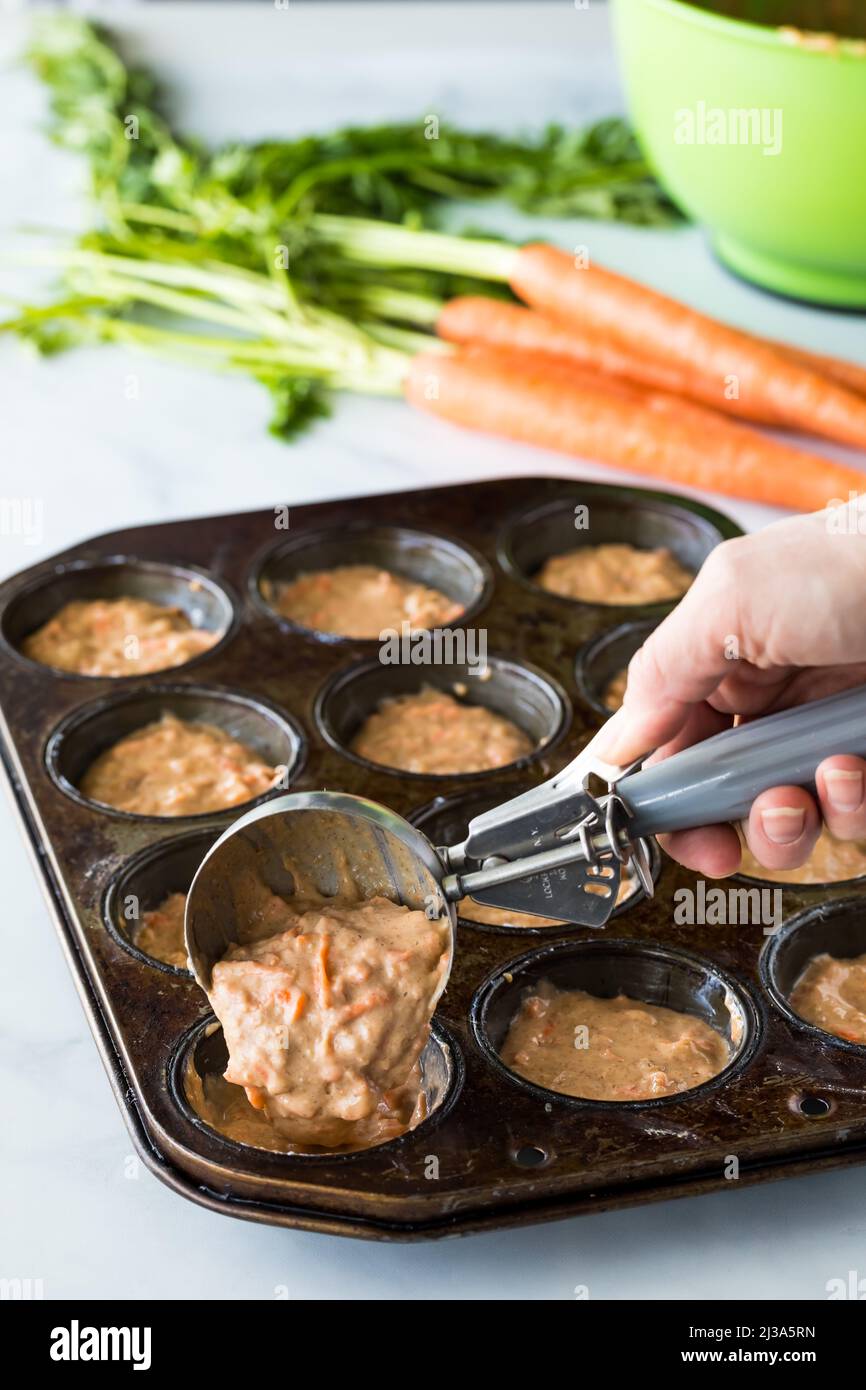 Pâte à muffins au gâteau de carottes en vue d'une utilisation dans un moule à muffins pour la cuisson. Banque D'Images