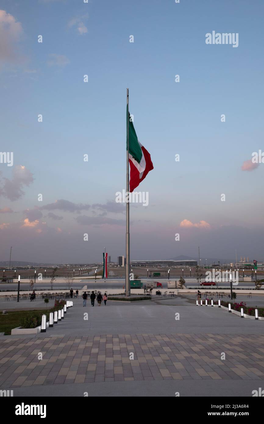 Drapeau mexicain avec l'aéroport international Felipe Angeles en arrière-plan Banque D'Images