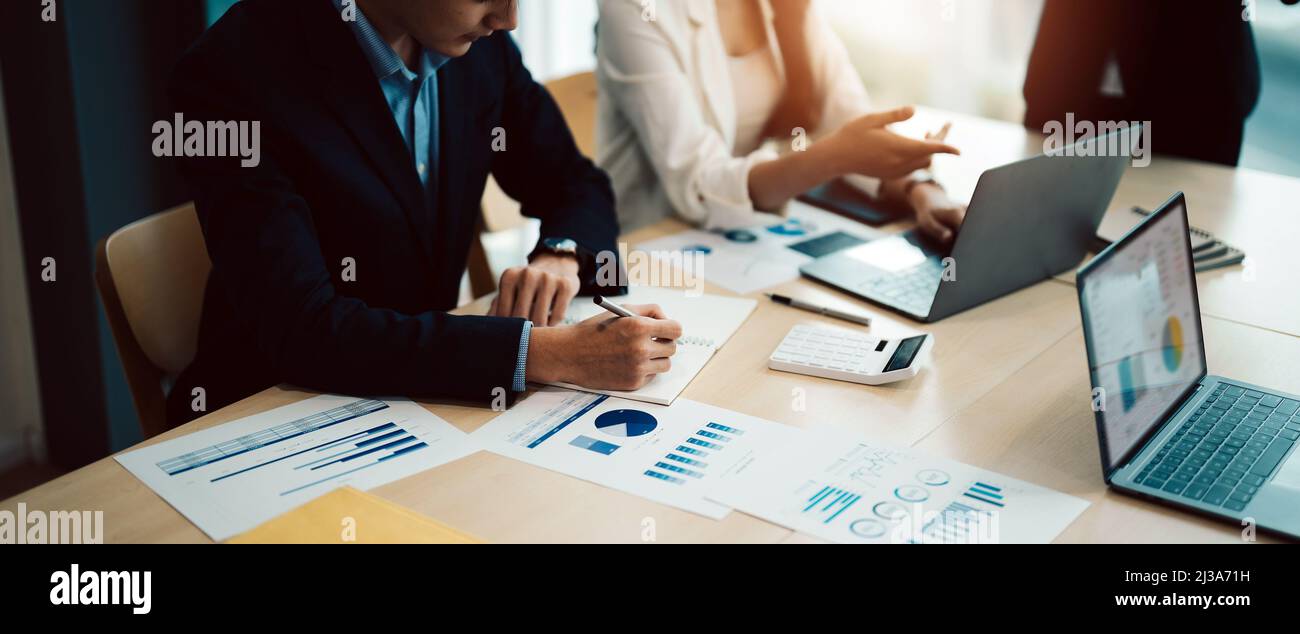 Groupe d'affaires asiatique et de discuter avec le nouveau projet d'idée de démarrage.Analyse créative de la stratégie de planification du personnel d'entreprise et remue-méninges avec Banque D'Images