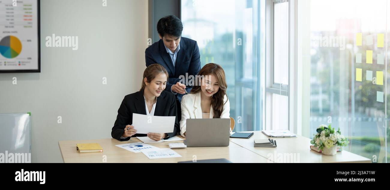 Conseiller d'affaires analysant les finances avec le nouveau plan de projet de financement de démarrage, équipe de travail de co discuter et de remue-méninges des questions pour réaliser mieux Banque D'Images