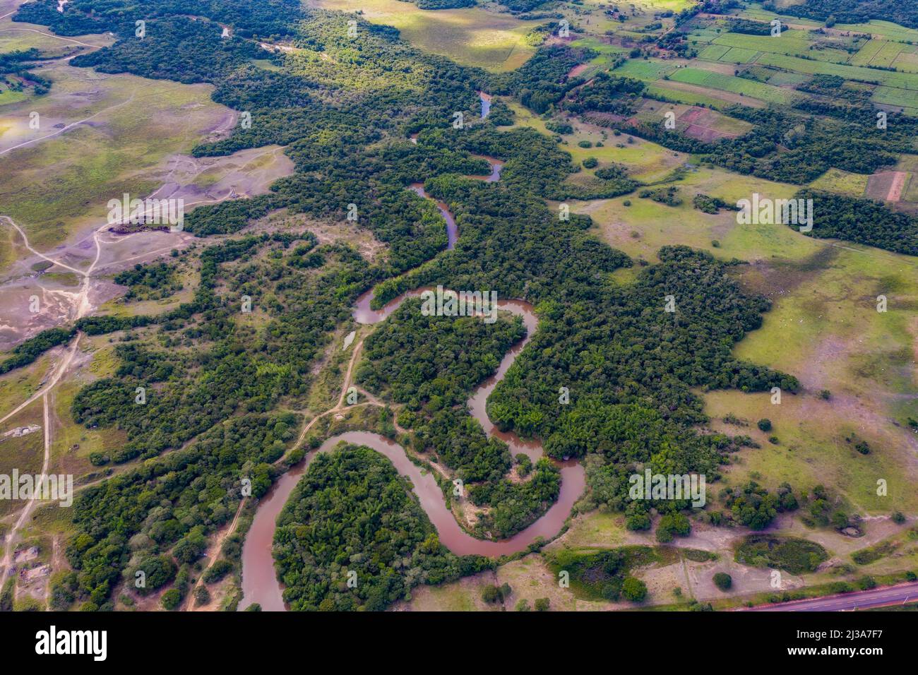 Vue aérienne de la rivière Tebicauary au Paraguay entre Natalicio Talavera et Mauricio José Troche à une hauteur de 500 mètres. Banque D'Images