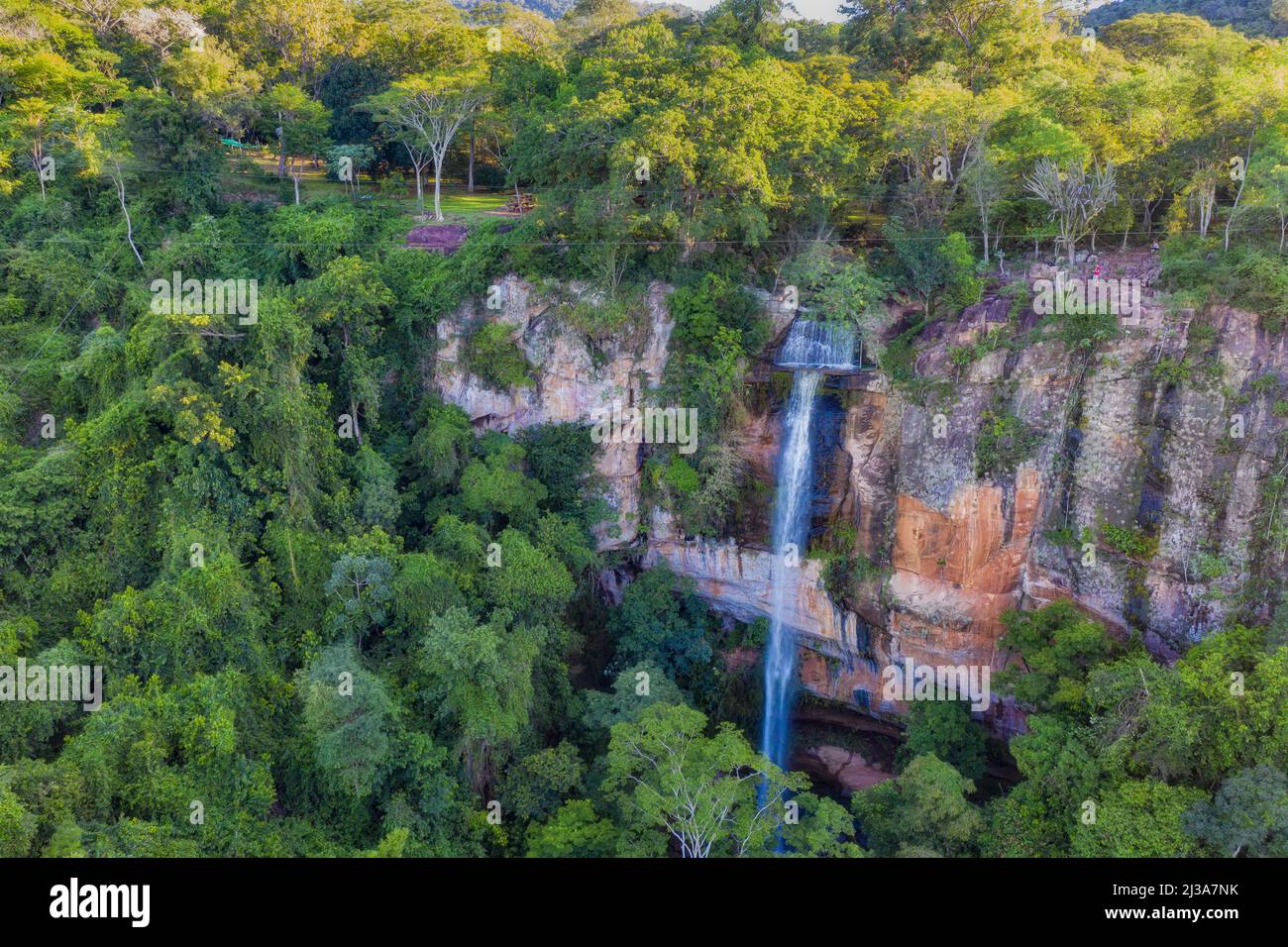 Vue aérienne du Salto Suizo la plus haute cascade du Paraguay près de la Colonia Independencia et Vallarrica. Banque D'Images
