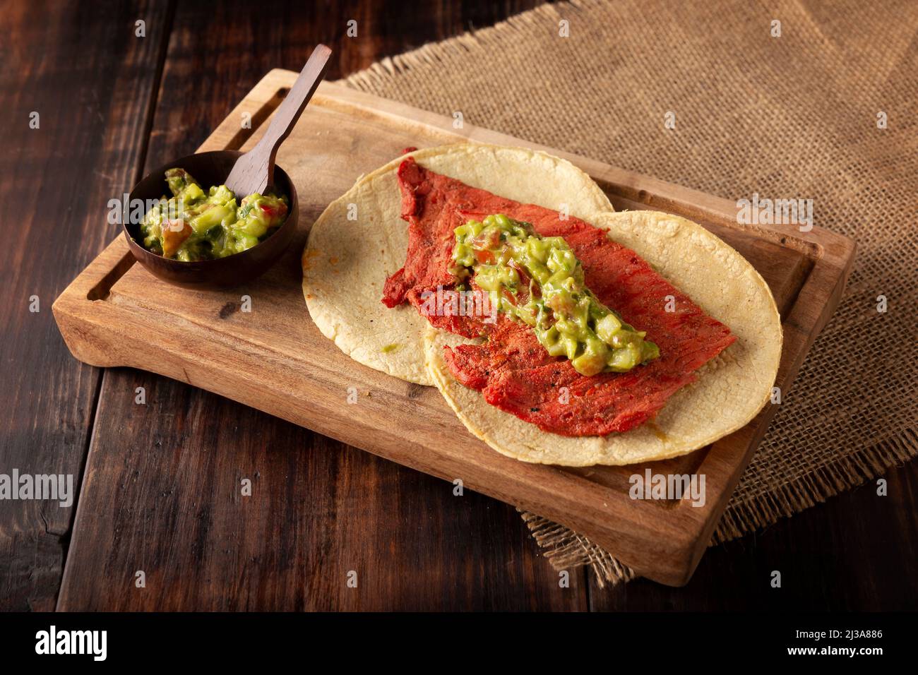Tacos de Cecina enchilada con Guacamole. Viande de porc ou de bœuf salée et séchée au soleil, assaisonnée de diverses épices et de piments, généralement mangée dans des tacos Banque D'Images