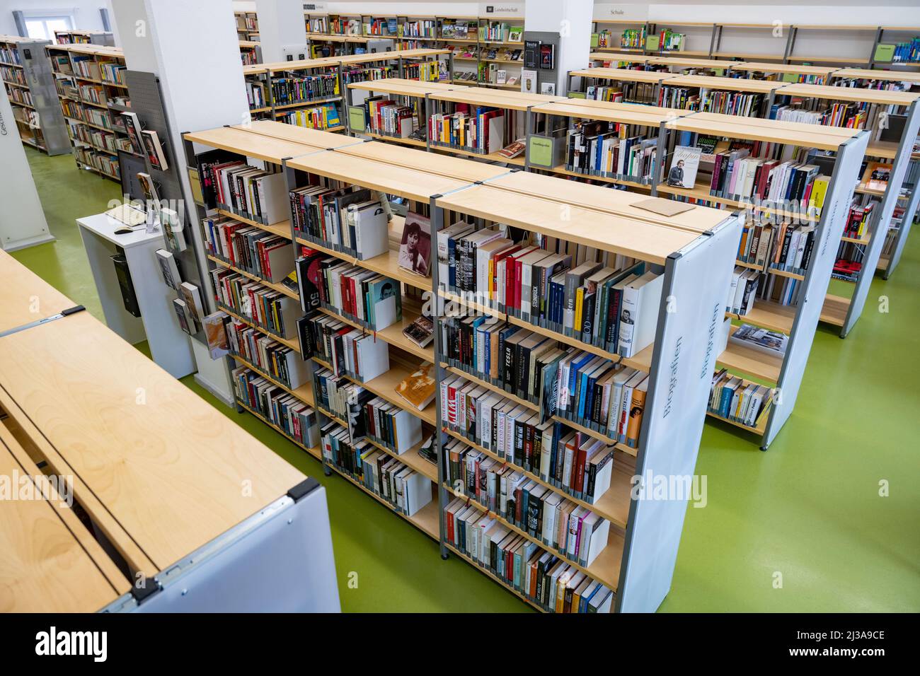 Greifswald, Allemagne. 06th avril 2022. Vue sur les étagères de la  bibliothèque de la ville de Greifswald. Depuis juin 2020, le 2nd étage de la  bibliothèque de la ville de Greifswald, «