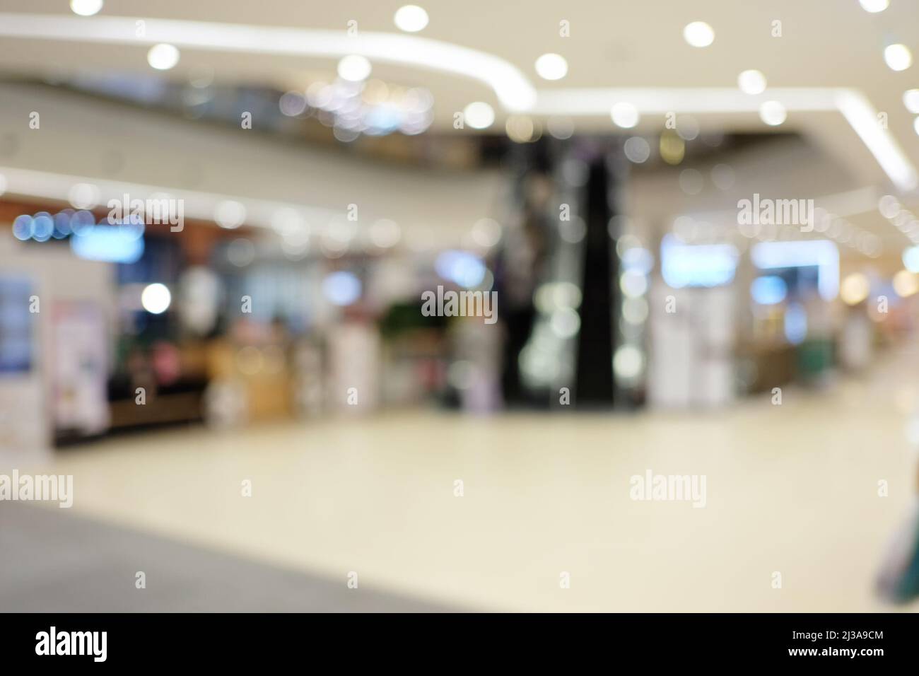 Un arrière-plan intérieur flou abstrait ou un centre commercial flou de défocased du grand magasin pour le design de votre concept de toile de fond de travail. Banque D'Images