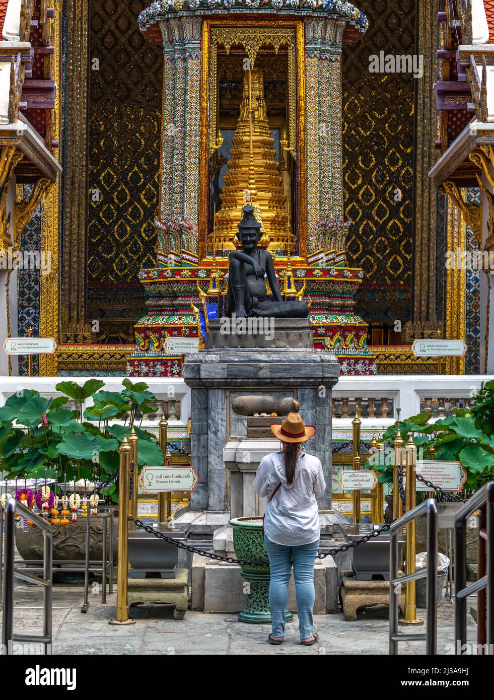 Bangkok, Thaïlande - 29 mars 2022 : l'ermite de bronze au temple du Bouddha d'Émeraude. Cette figure a été moulée dans l'ordre du roi Rama III pour commem Banque D'Images