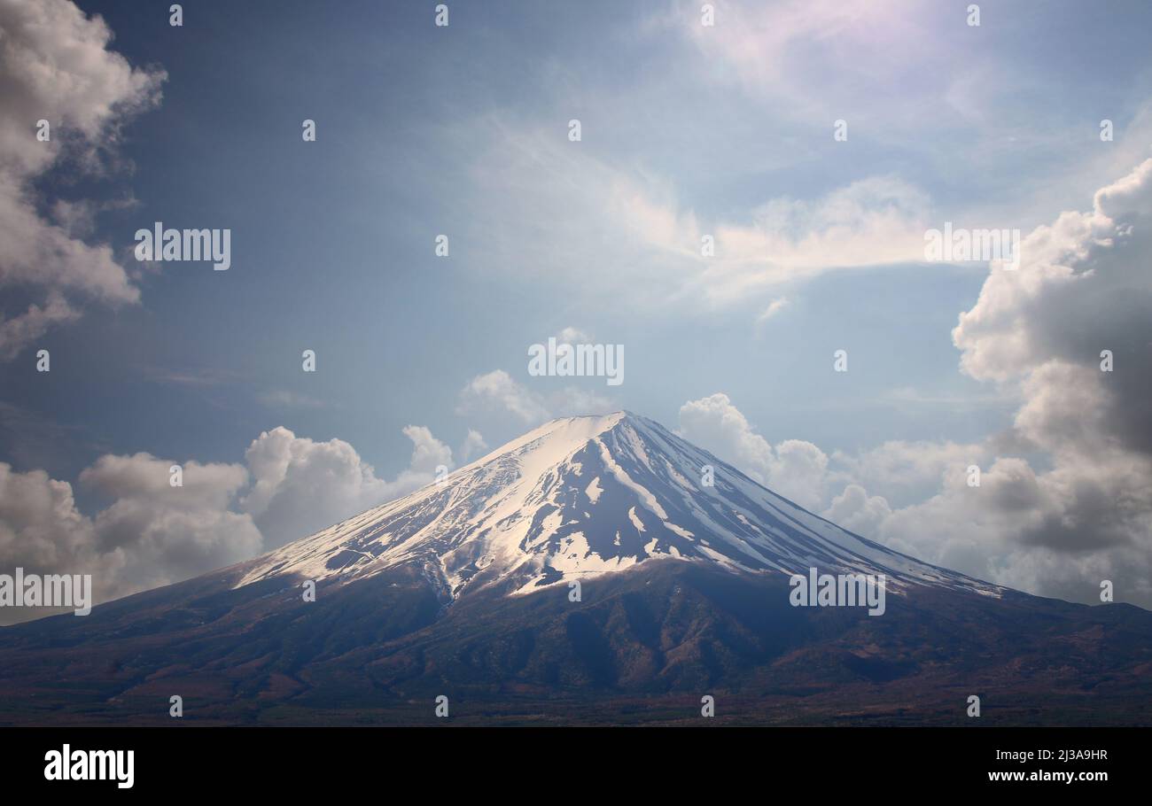 Mont Fuji dans le matin de beau temps, célèbres attractions naturelles du Japon. Banque D'Images