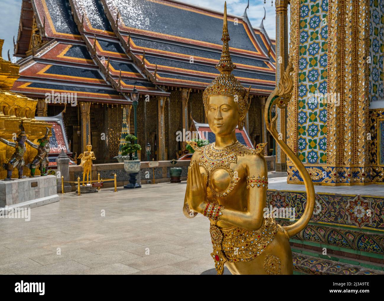 Bangkok, Thaïlande - 29 mars 2022 : Kinnara, une créature mythologique hindoue au Temple du Bouddha d'Émeraude ou Wat Phra Kaew au Grand Palais. Banque D'Images