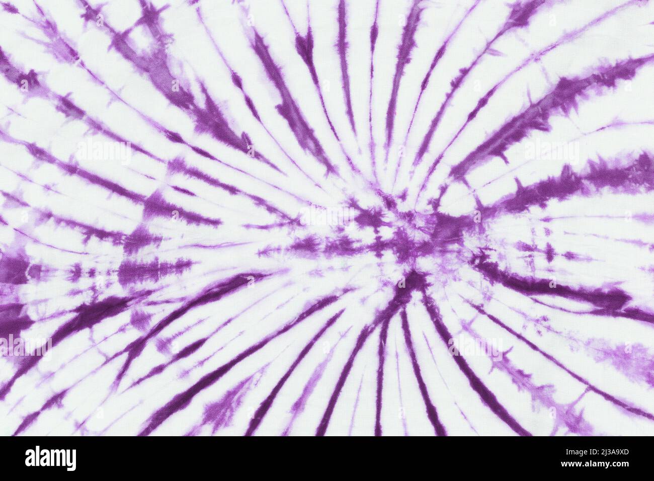 Fond texturé en tissu teint par nouage violet pour un motif dans votre travail. Banque D'Images
