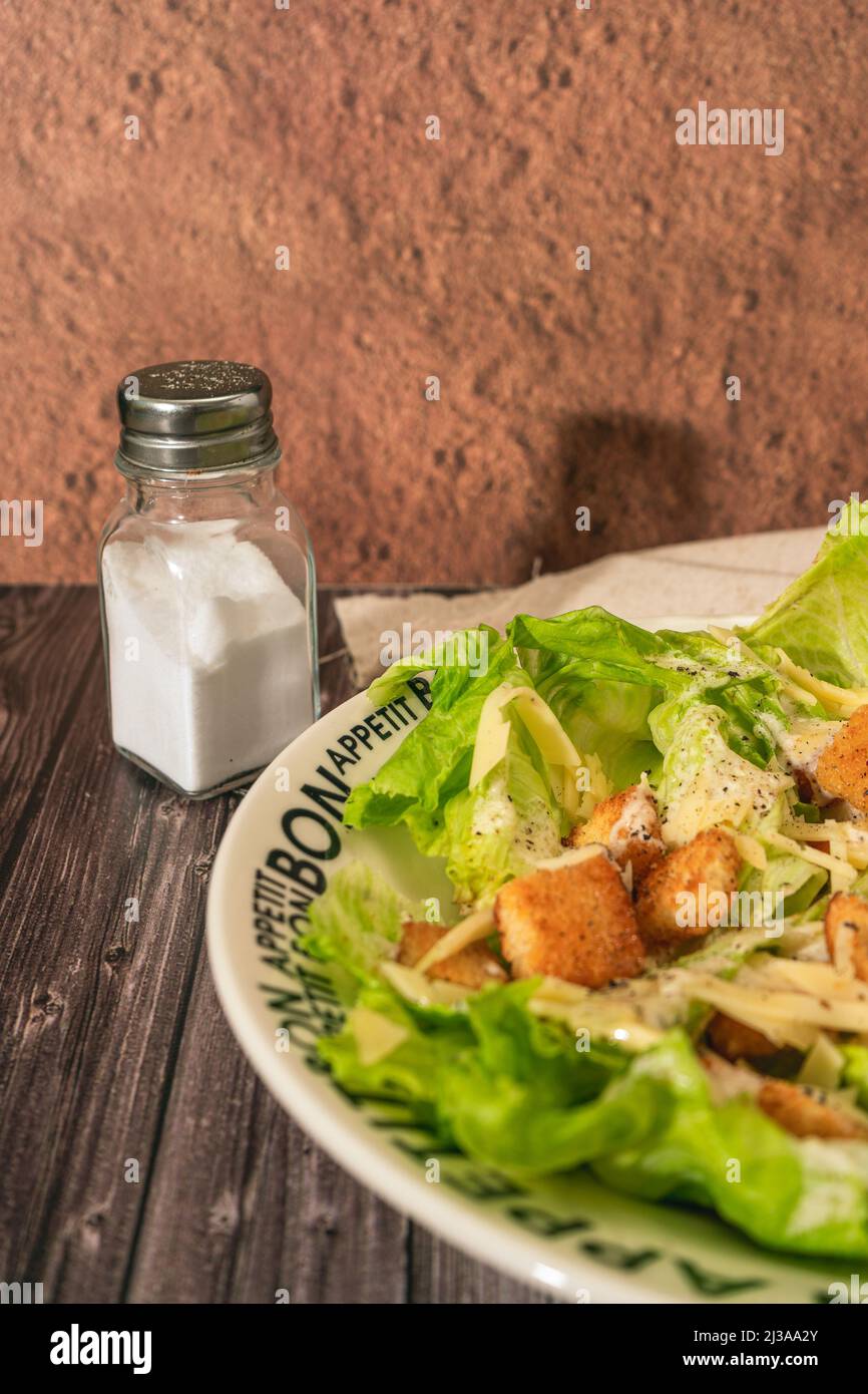 Salade César traditionnelle exquise de laitue, pain grillé et fromage parmesan fin avec aïoli à l'ail et huile d'olive dans un bol qui dit bon Aptat Banque D'Images