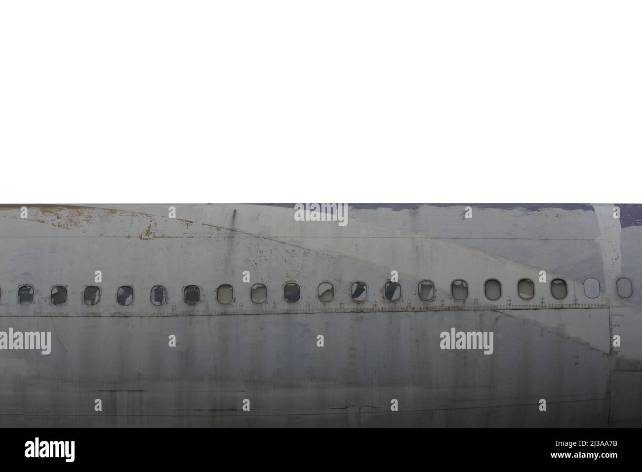 Fuselage d'un ancien plan isolé sur fond blanc et doté de chemins d'écrêtage. Banque D'Images