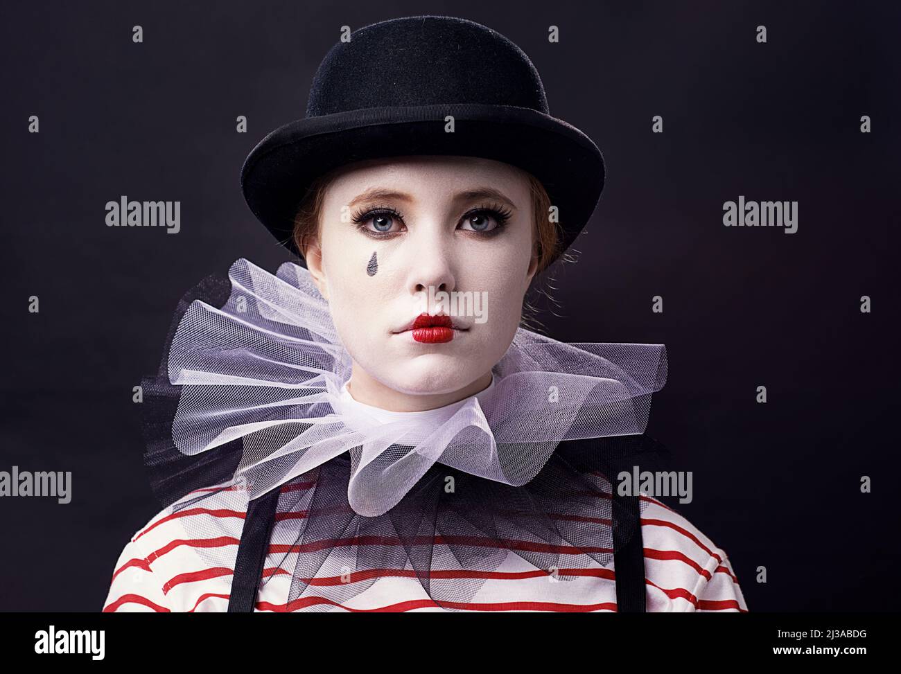 Imitant le silence. Photo studio d'une mime féminine. Banque D'Images