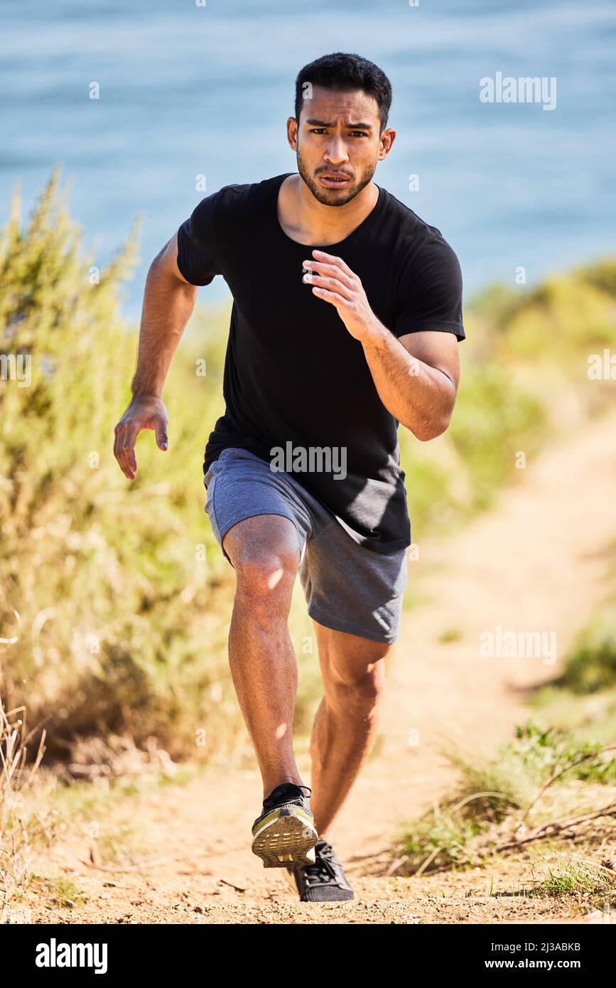 ID toujours choisir la bonne santé sur tout le reste. Photo d'un jeune homme pour une course. Banque D'Images