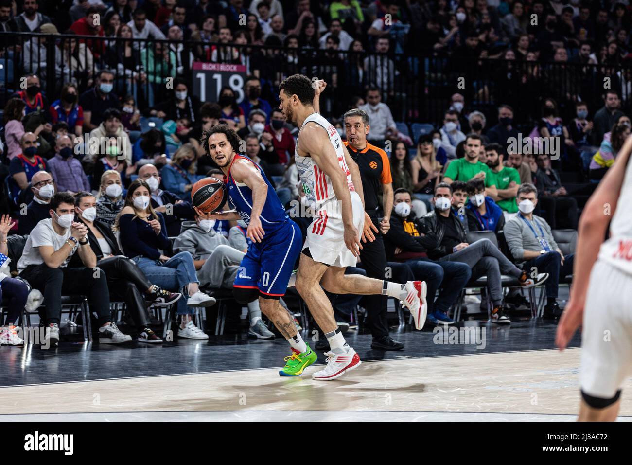 Istanbul, Turquie. 06th avril 2022. Gavin Schilling (R) du FC Bayern Munich et Shane Larkin (L) d'Anadolu Efes Istanbul vu en action pendant la série 19 de la saison régulière Euroligue 2021/2022 Turkish Airlines entre Anadolu Efes et Bayern Munich au dôme Sinan Erdem. Score final; Anadolu Efes 81:76 Bayern Munich. Crédit : SOPA Images Limited/Alamy Live News Banque D'Images