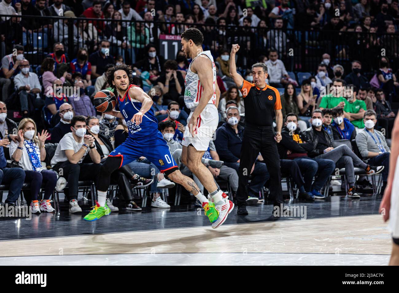 Istanbul, Turquie. 06th avril 2022. Gavin Schilling (R) du FC Bayern Munich et Shane Larkin (L) d'Anadolu Efes Istanbul vu en action pendant la série 19 de la saison régulière Euroligue 2021/2022 Turkish Airlines entre Anadolu Efes et Bayern Munich au dôme Sinan Erdem. Score final; Anadolu Efes 81:76 Bayern Munich. Crédit : SOPA Images Limited/Alamy Live News Banque D'Images