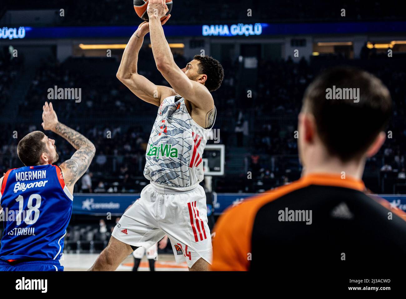 Istanbul, Turquie. 06th avril 2022. Gavin Schilling (C) du FC Bayern Munich en action pendant le Round 19 de la saison régulière Euroligue 2021/2022 Turkish Airlines entre Anadolu Efes et Bayern Munich au dôme Sinan Erdem. Score final; Anadolu Efes 81:76 Bayern Munich. (Photo de Nicholas Muller/SOPA Images/Sipa USA) crédit: SIPA USA/Alay Live News Banque D'Images