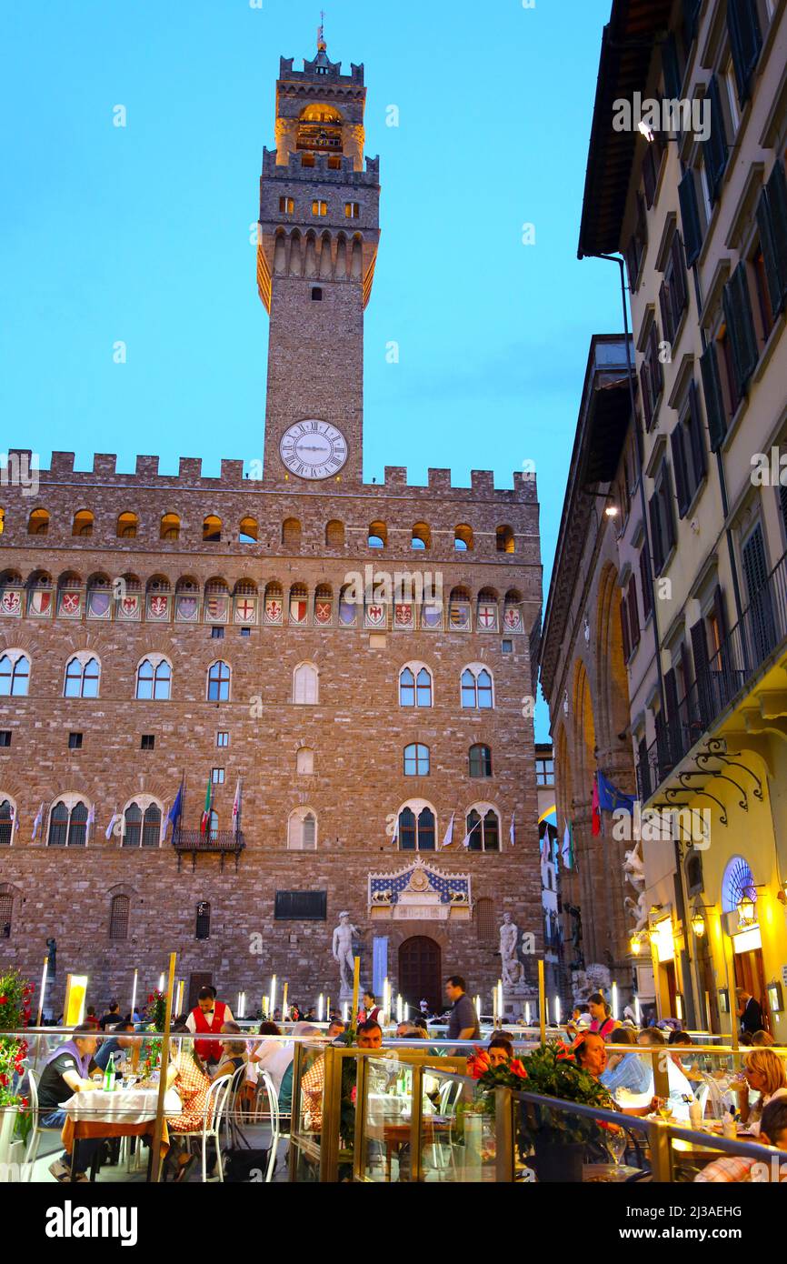 La Piazza della Signoria à nuit à Florence en Italie. Palazzo Vecchio et une réplique statue de David dans l'arrière-plan. Banque D'Images
