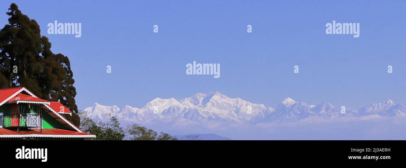 vue panoramique sur les montagnes enneigées de l'himalaya et la chaîne de bouddha endormi (kangchenjunga) depuis le magnifique village de montagne lepcha jagat, darjeeling, inde Banque D'Images