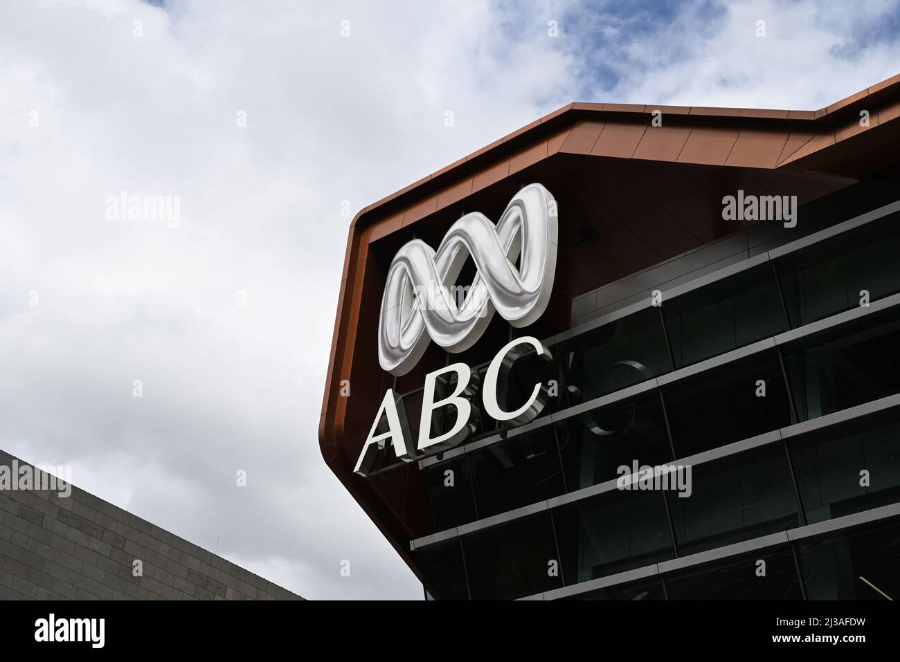 Le logo Lissajous de l'Australian Broadcasting Corporation se trouve au-dessus de l'entrée du centre ABC Southbank à Melbourne Banque D'Images