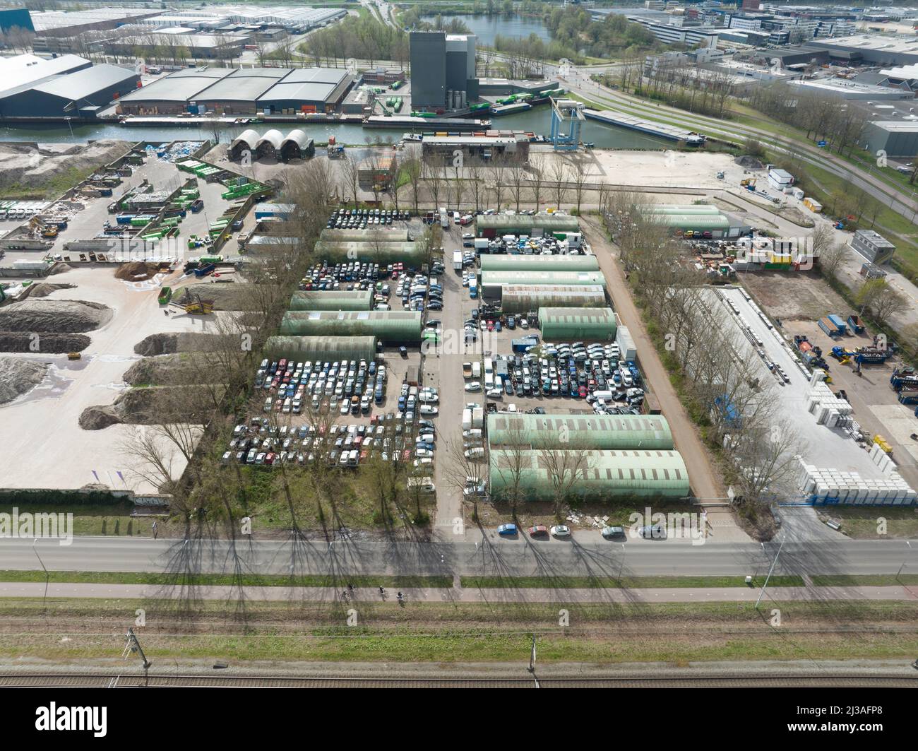 Pâte de chantier de démolition vieux véhicules automobiles d'épave brisés sur une installation de démolition de chantier pour l'élimination à Utrecht, aux pays-Bas. Drone aérien Banque D'Images