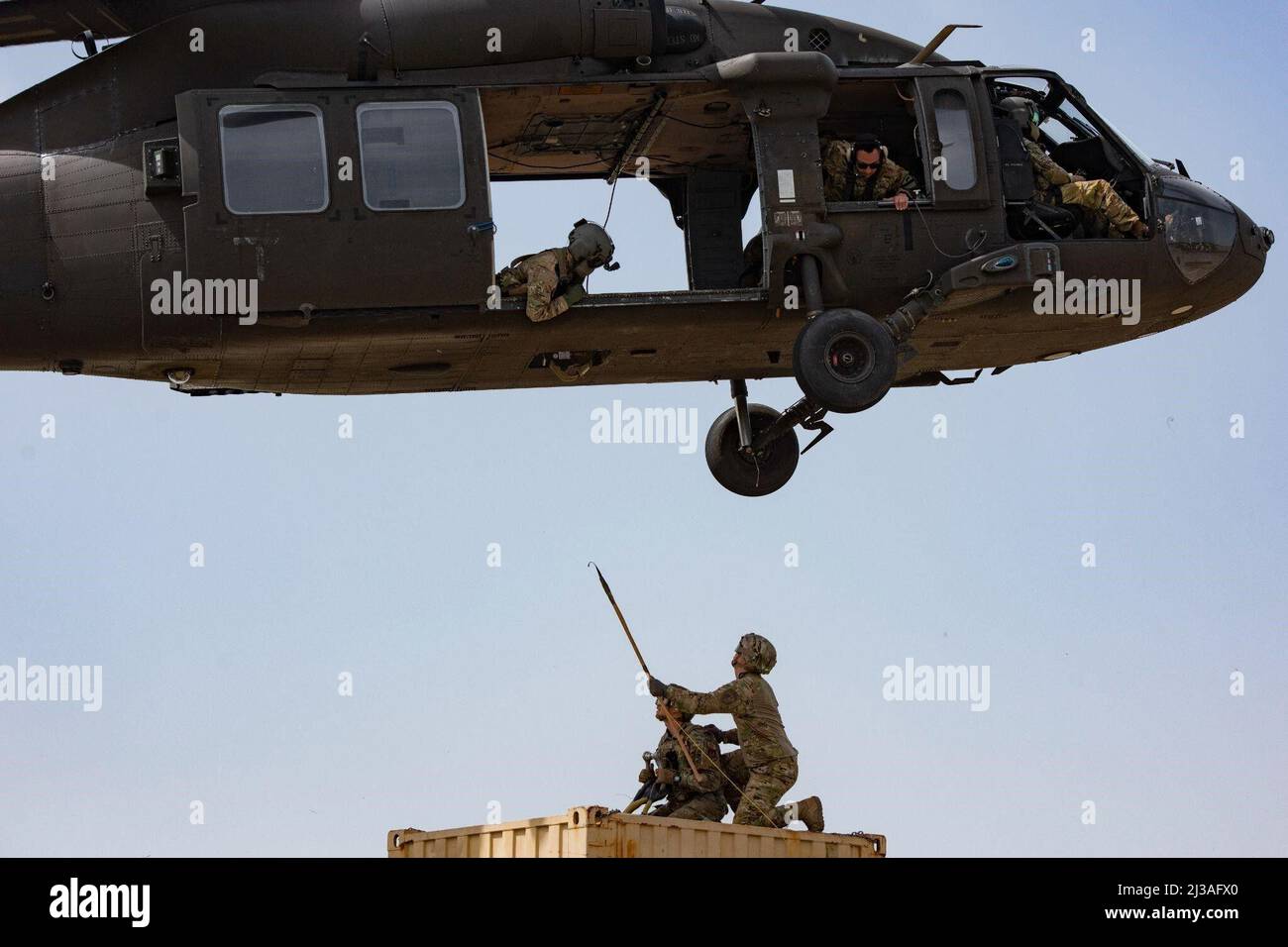 L'aviateur de classe 1st Christopher Gardner [à gauche], un membre de vol affecté à l'escadron 39th des forces de sécurité, et l'adjudant-chef de l'armée américaine 2 Sean Brandt [à droite], un pilote UH-60 M Black Hawk affecté à la Compagnie Alpha, 3-227th Force opérationnelle du bataillon d'hélicoptères d'assaut Werewolves, Préparez-vous à attacher la cargaison à un hélicoptère UH-60 Black Hawk lors d'un exercice de combat Agile à la base aérienne d'Incirlik, Turquie, le 1 avril 2022. Task Force Werewolves a livré des avions multi-capacités à un emplacement d'exploitation avant sur la base pour configurer des opérations ACE à distance. Les Werewolves sont l'une des nombreuses unités locataires qui sont partenaires Banque D'Images