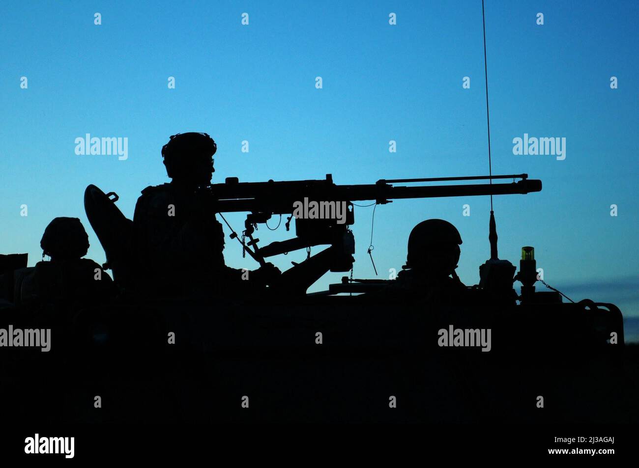 Les scouts de cavalerie pour le 1st Bataillon des armes combinées, 194th Armored Regiment, appellent au feu à partir du point observaion deux, tandis que les mortiers pompiers indirects de la zone de chute de Camp Ripley le 21 juin 2015. Des ronds d'illumination sont utilisés pour éclairer la zone d'intérêt afin que les scouts détruisent avec précision les cibles ennemies. Banque D'Images