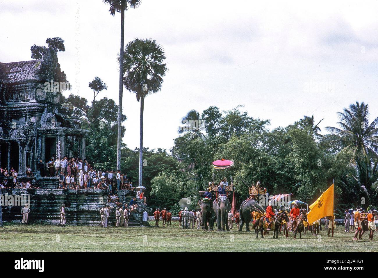 Des acteurs costumés réaffrontent des batailles historiques pour un film dirigé par le prince Norodom Sihanouk, à Angkor Wat, Cambodge, 1966 Banque D'Images