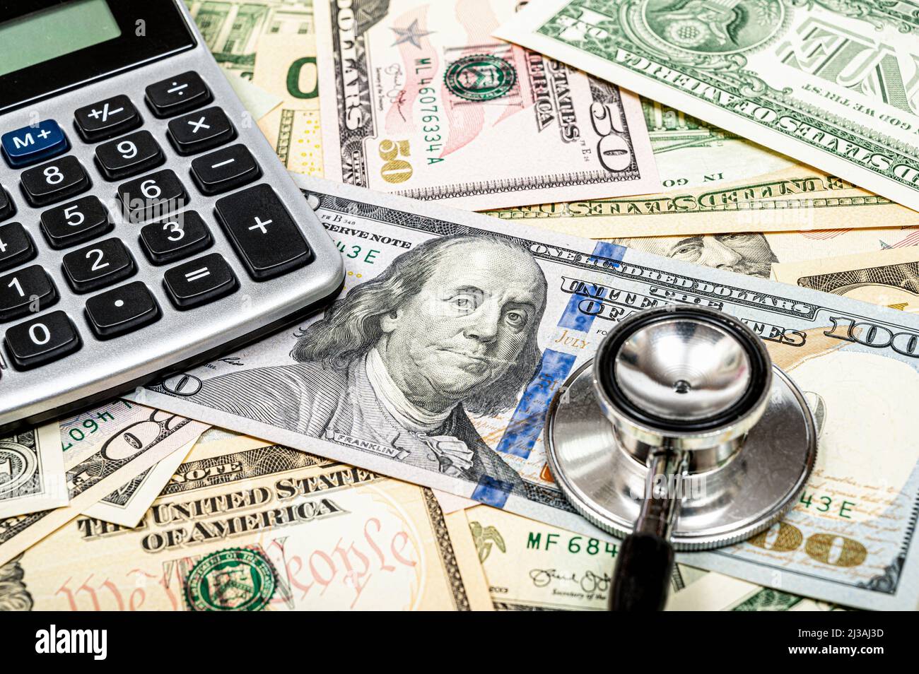 Concept de frais médicaux avec devise américaine, calculatrice et stéthoscope Banque D'Images