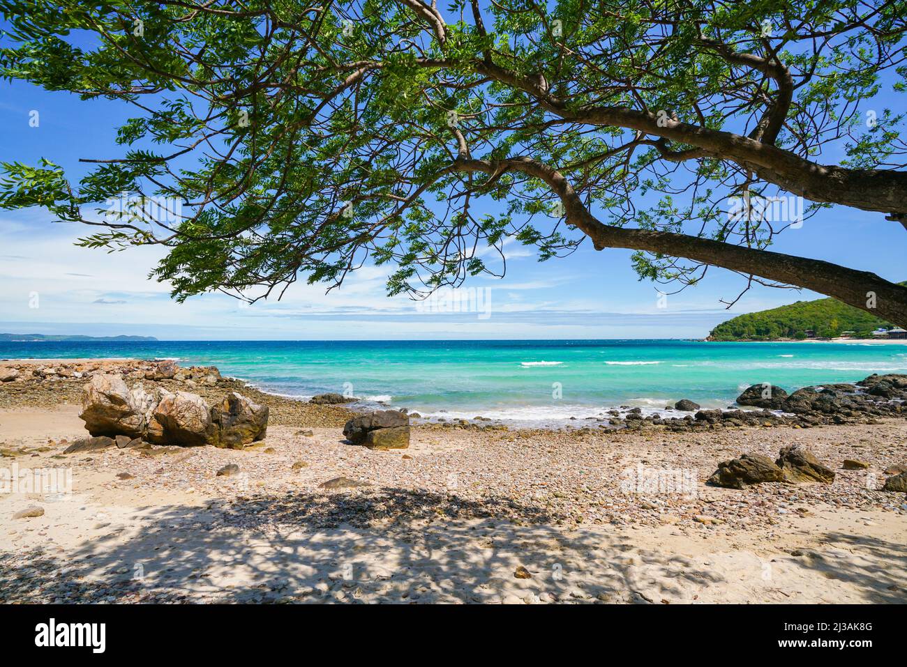 Plage de sable parmi les rochers, île de koh lan en thaïlande Banque D'Images